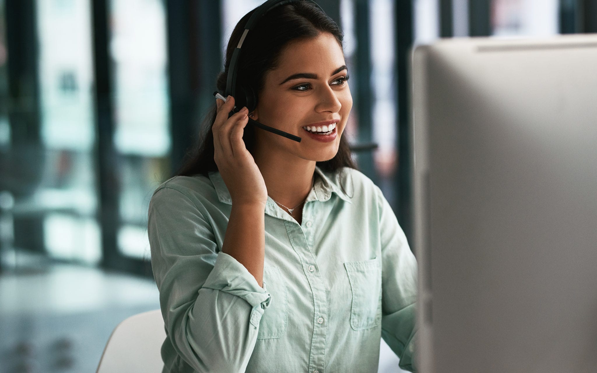Employee at healthcare call center using Intelligent Engagement methods